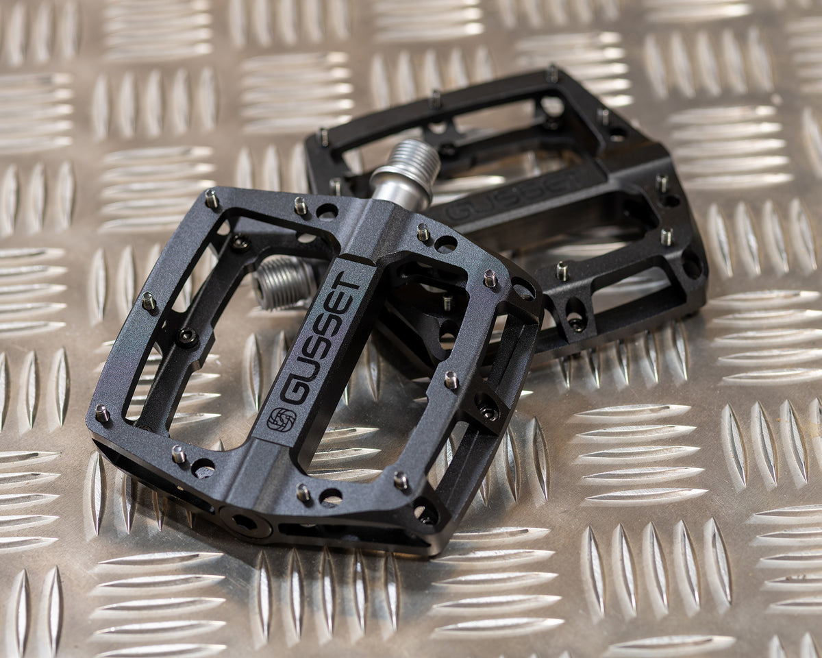 Gusset Components pedales CNC Slim Jim Stealth negros