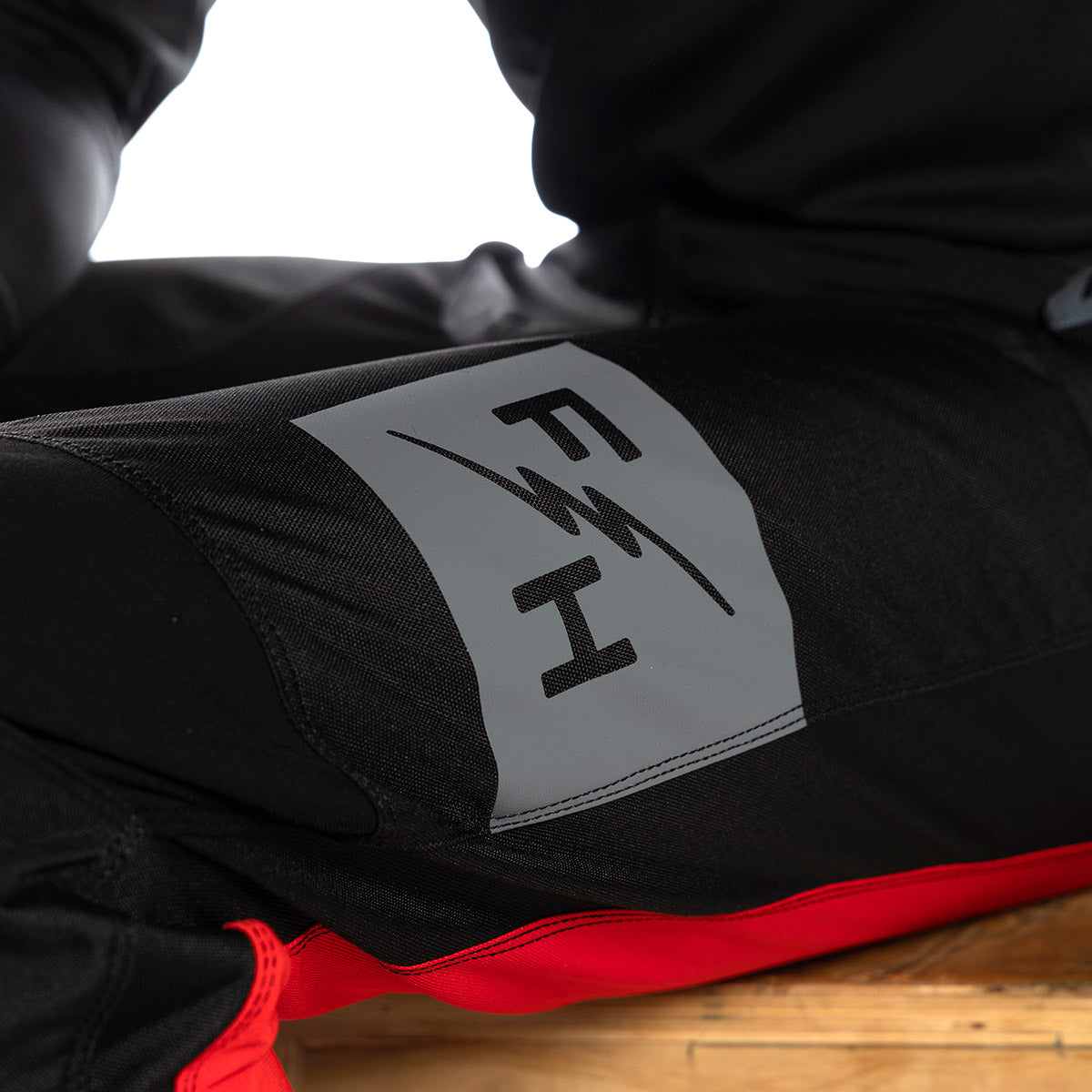 Pantalón Fasthouse Carbon Echo - Negro/Rojo Racing